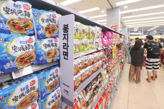 쌀·라면·고등어까지 다 올랐다… 서민들 장바구니 부담 확대 [치솟는 밥상 물가]