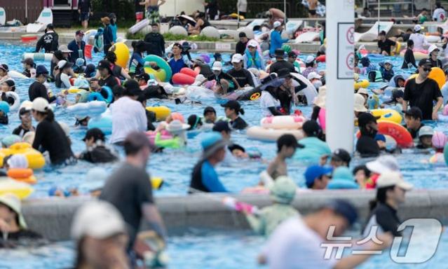 "비키니는 되고 상의탈의는 안된다고"…워터파크서 쫓겨난 男 [어떻게 생각하세요]