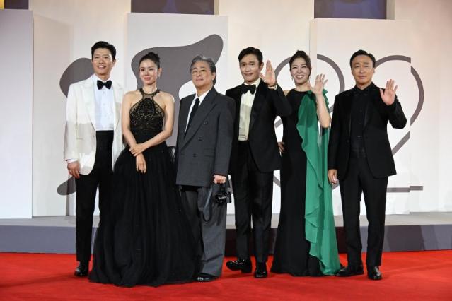 CJ ENM, 박찬욱 신작 ‘어쩔수가없다’ 베니스 호평 소식에↑ [특징주]