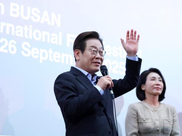 李대통령 부부, 부산국제영화제 상영작 관람…"영화산업 성장 지원"