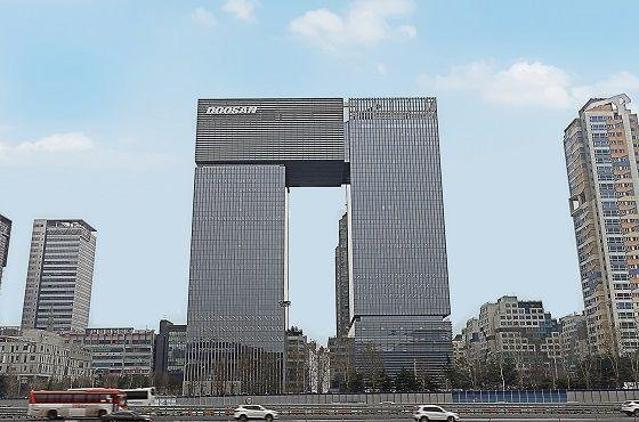 두산 '반도체에 진심'... SK실트론 인수전 가세