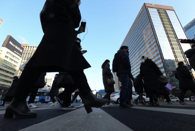 이제는 퇴사보다 버티기?…불만 있어도 더 열심히 일한다