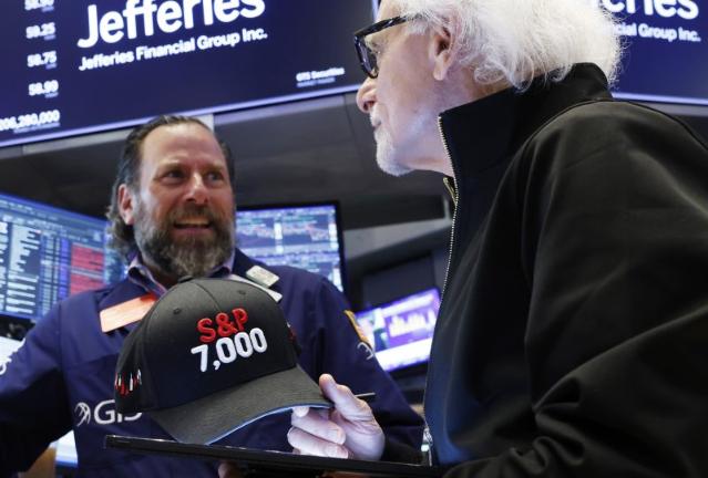 [뉴욕증시] 미중 무역합의 기대감에 이틀 연속 사상 최고…빅테크 급등, 희토류 종목들은 폭락