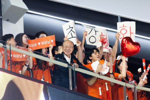 "더 높은 비상 기대" 김승연 회장, 준우승 한화이글스에 '오렌지색 아이폰' 선물