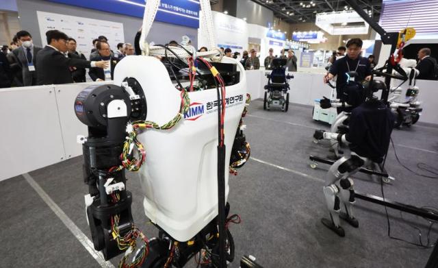 "로봇이 팝콘 주고 권투도 하네" 휴머노이드 가능성 제시 [2025 로보월드]