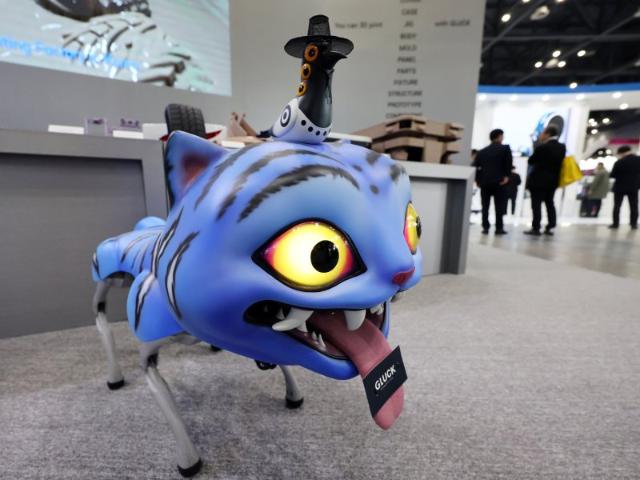 팝콘 퍼주고 주사위 게임… 로봇, 놀고 일하며 사람과 동고동락[2025 로보월드]