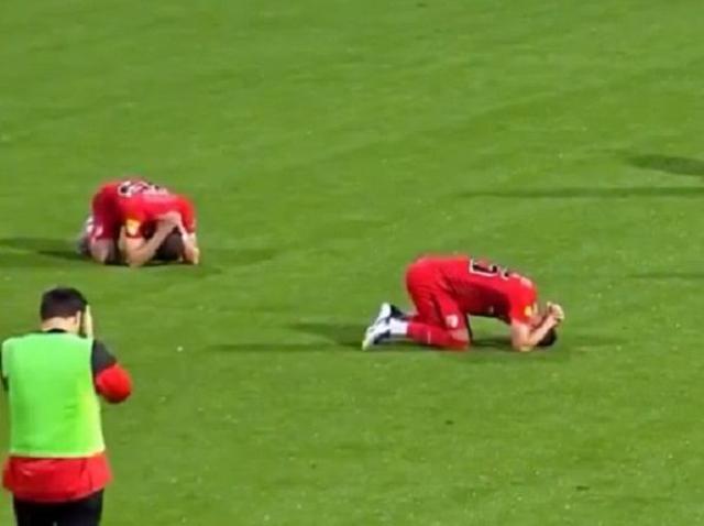 세르비아 축구 경기 중 40대 감독 돌연 사망..충격에 빠진 선수들 오열