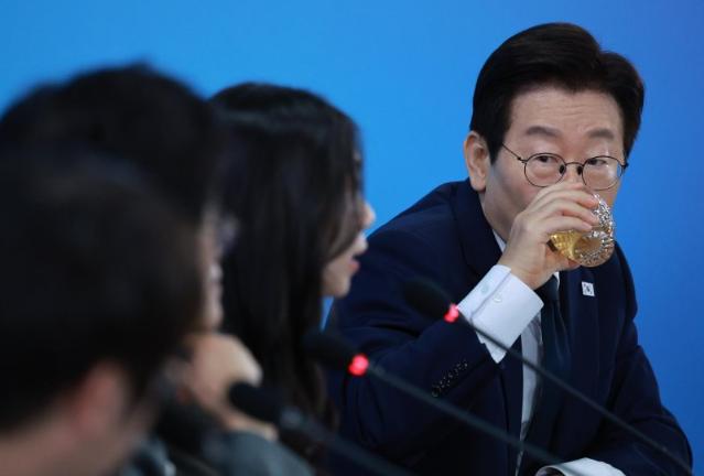 대통령실 “금주 팩트시트” 하루만 신중론..野 “또 양치기소년”