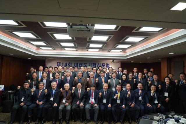 양재생 회장 ‘혁신과 도전으로 여는 부산경제 미래’ 강연