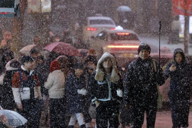 기습적 폭설에 서울 112신고 약 2000건…서초터널서 4중 추돌사고