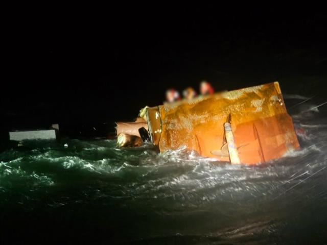 태안 해상서 전복된 어선 '마지막 실종자' 선장 숨진 채 발견