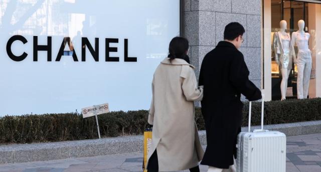 명품, 또 올랐다…올해만 3~4번 '가격 폭주'