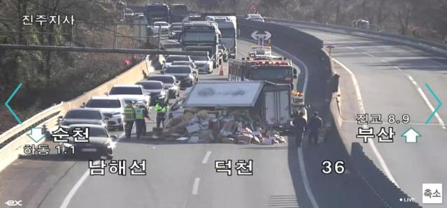 하동 남해고속도서 1t 탑차 넘어져…2개 차로 막혀 6㎞ 정체