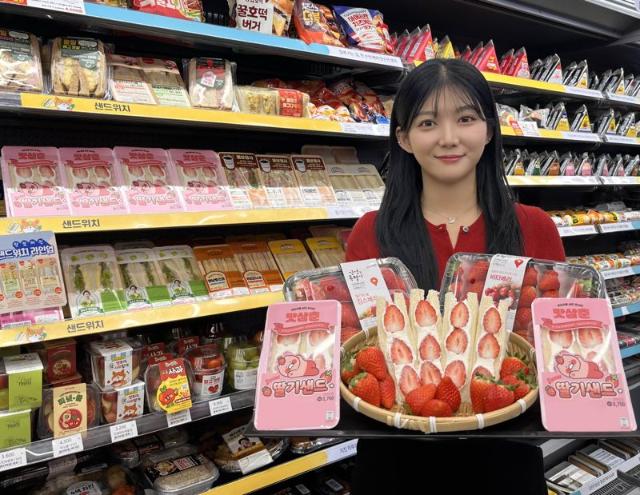 "2300만개 팔린 '딸기샌드위치'가 돌아왔다"…GS25, '맛삼춘 딸기샌드위치' 출시