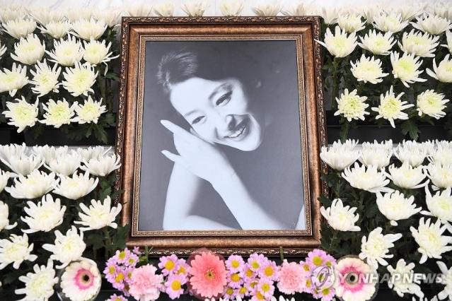 문화체육관광부, 故 윤석화 배우 문화훈장 추서 추진