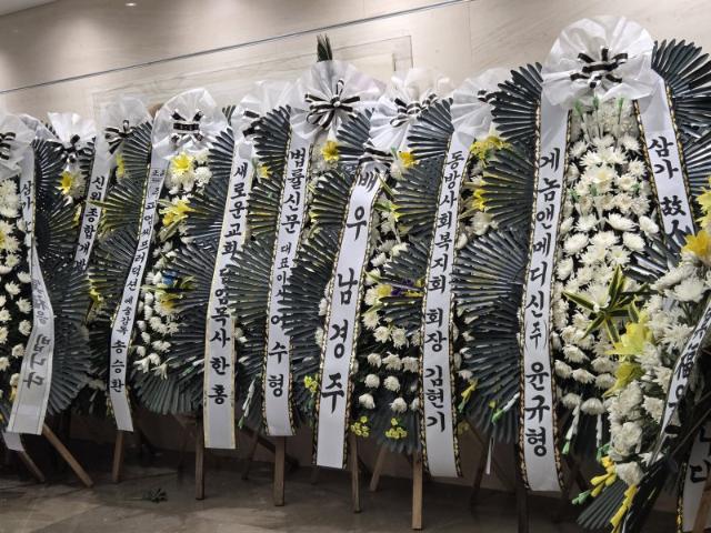 故윤석화 빈소에 문화계 추모 발길…정부는 문화훈장 추서 추진