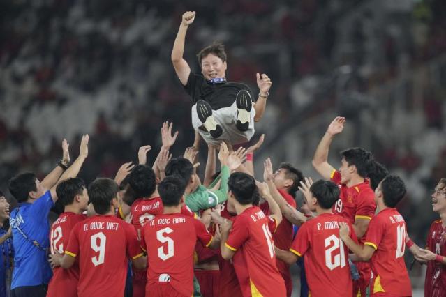 "욕설 대신 이 말 했다"… 베트남 언론이 1면 대서특필한 김상식의 라커룸 대화