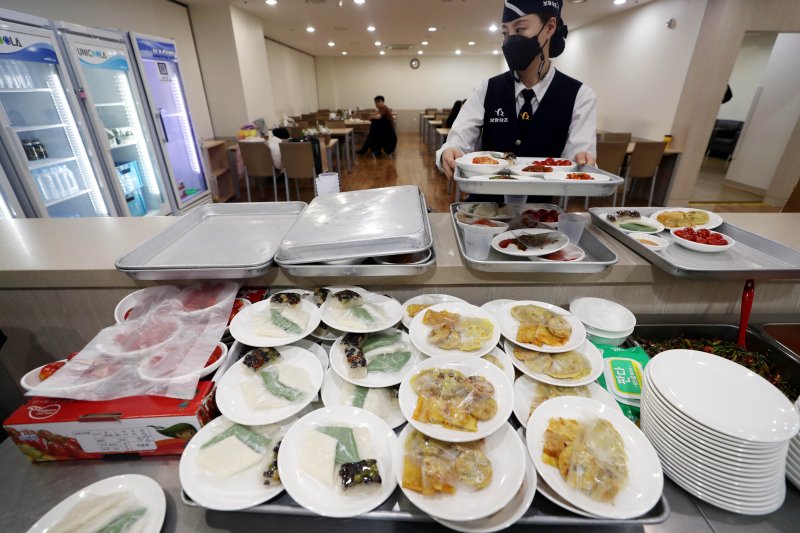 "'상주'가 그릇·수저 설거지까지 하라고?"..장례식장 '다회용기 사용 의무화' 되나