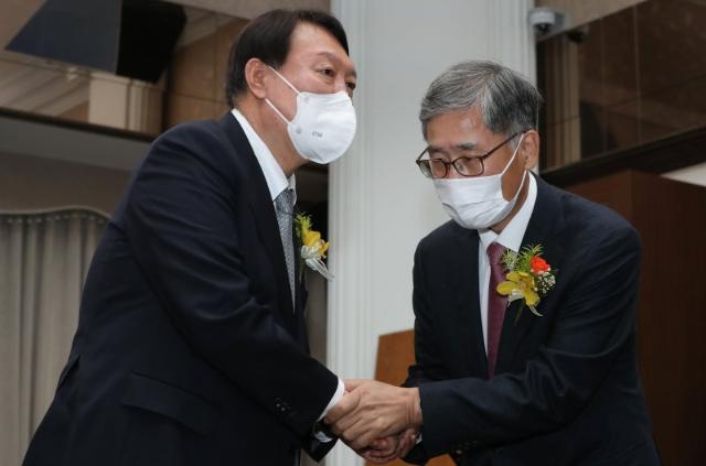 '尹멘토' 신평 "더럽게 사나운 팔자…내년 선거 출마 고민"