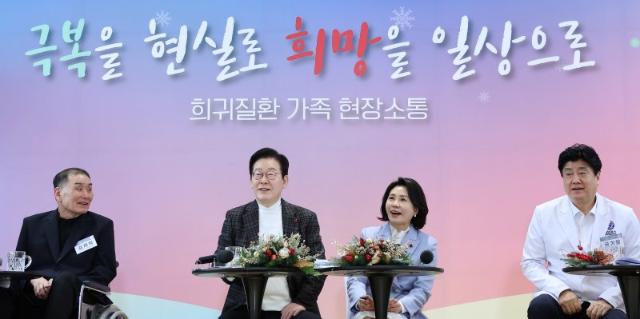 李대통령, 성탄 전날 희귀질환 환우 찾아..."소수라 배제되면 안 돼"