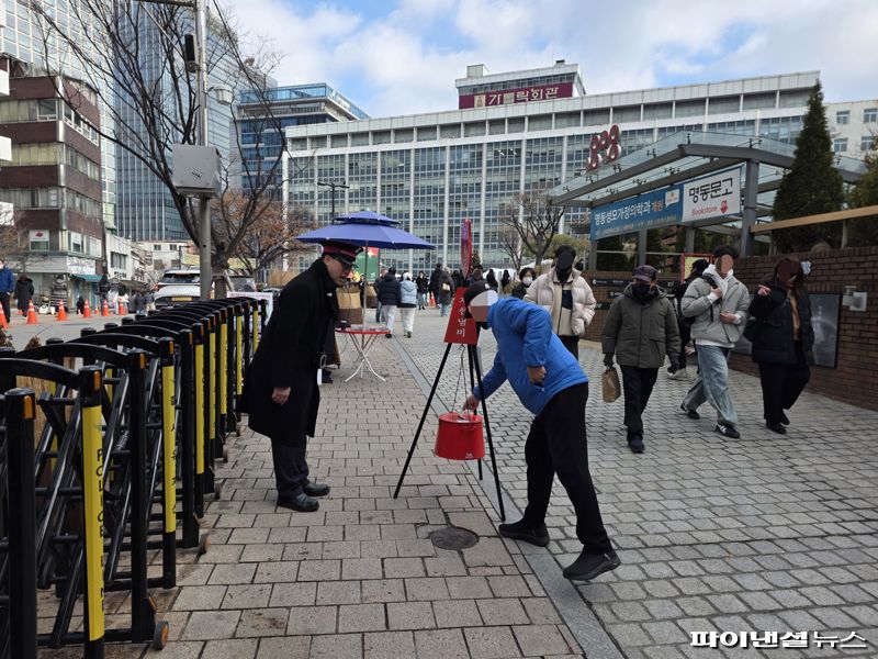 [르포]"어려운 시기에 서로 도와야죠" 온기 가득한 구세군 자선냄비